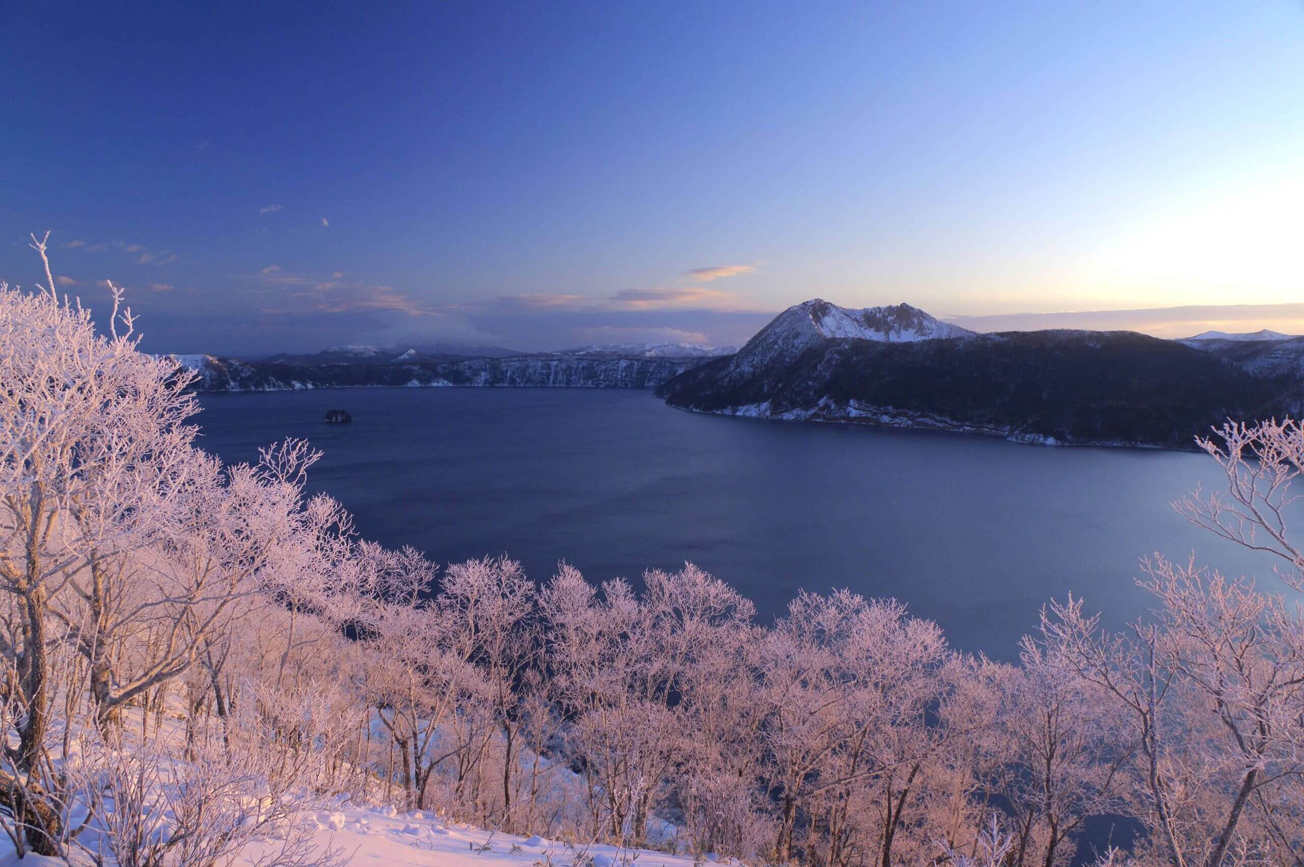 在樹冰的襯托下更顯夢幻的「摩周湖」