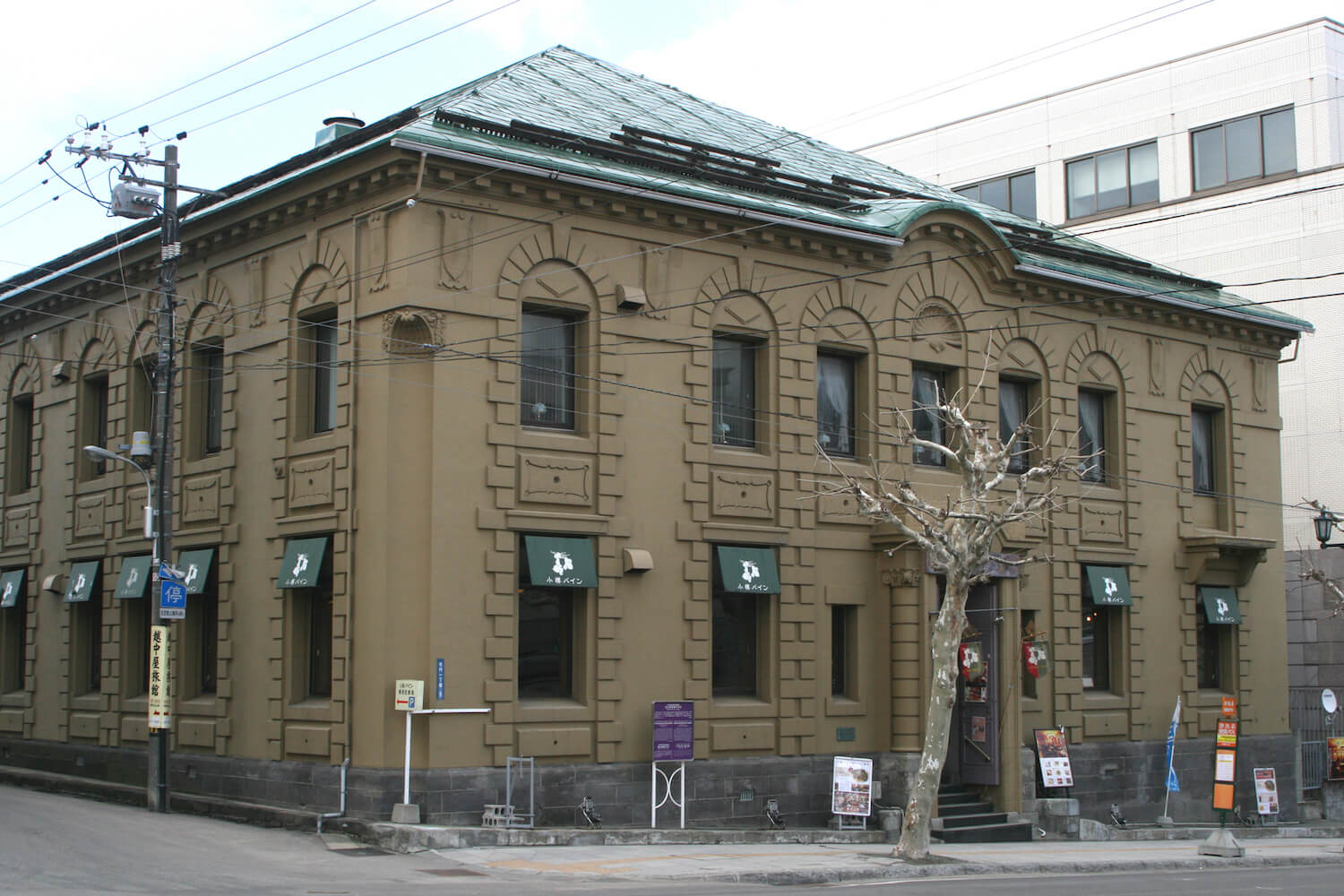 利用昔日銀行建築再生的複合餐廳「小樽BINE」