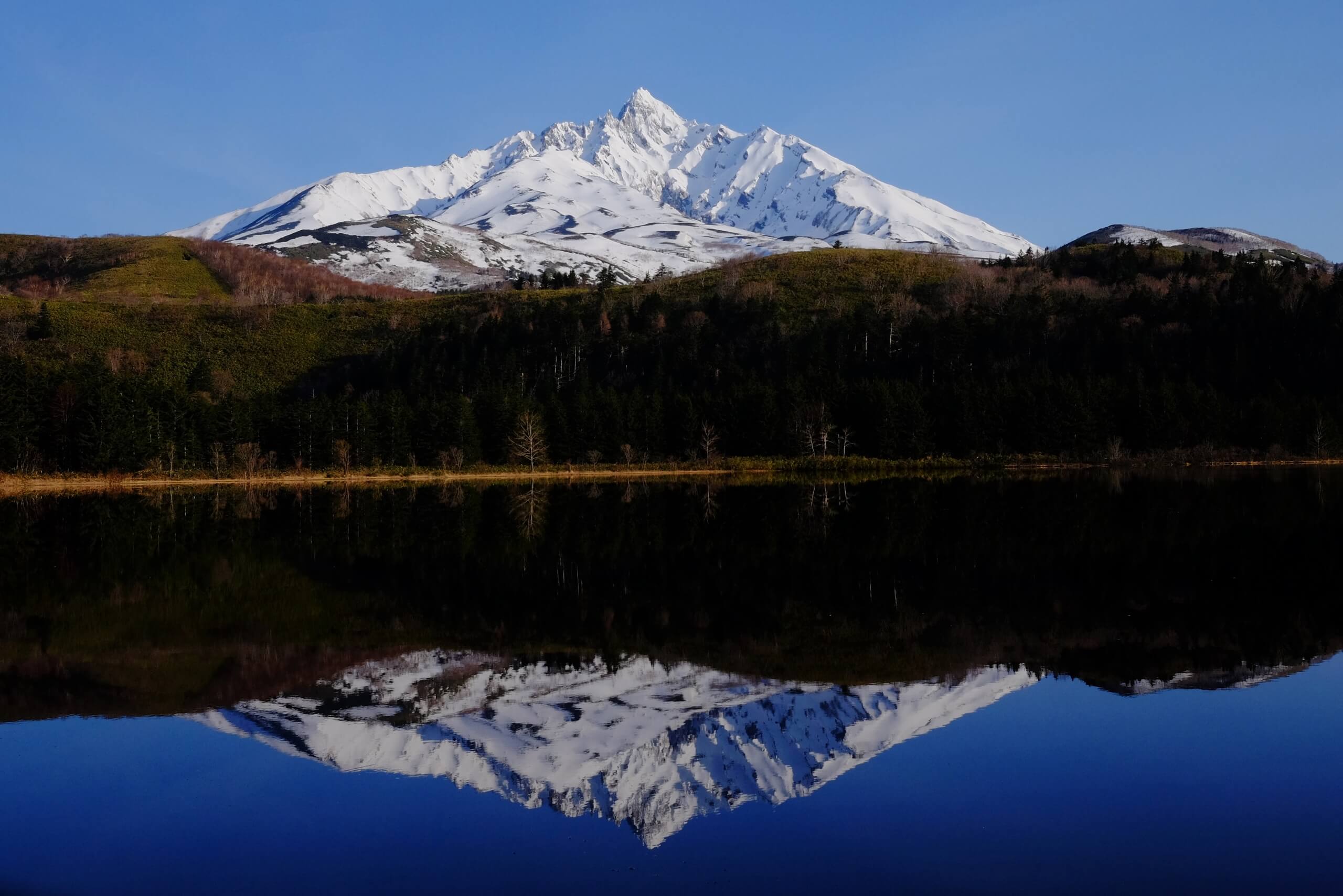 Otatomari沼：一覽湖泊與利尻山美景