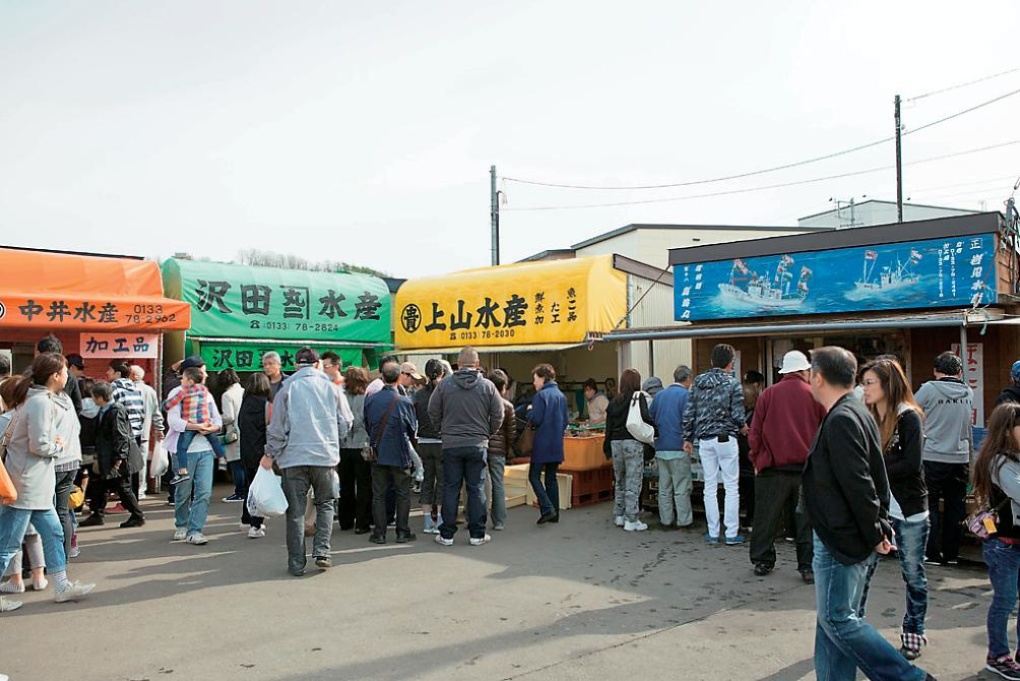 能以划算價格品嚐到當季的新鮮海味的市集！