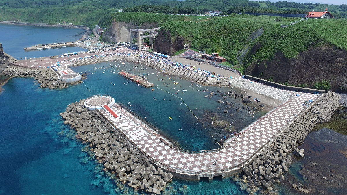 小朋友與行動不便的人也都能安心體驗海浪的起伏的海水浴場