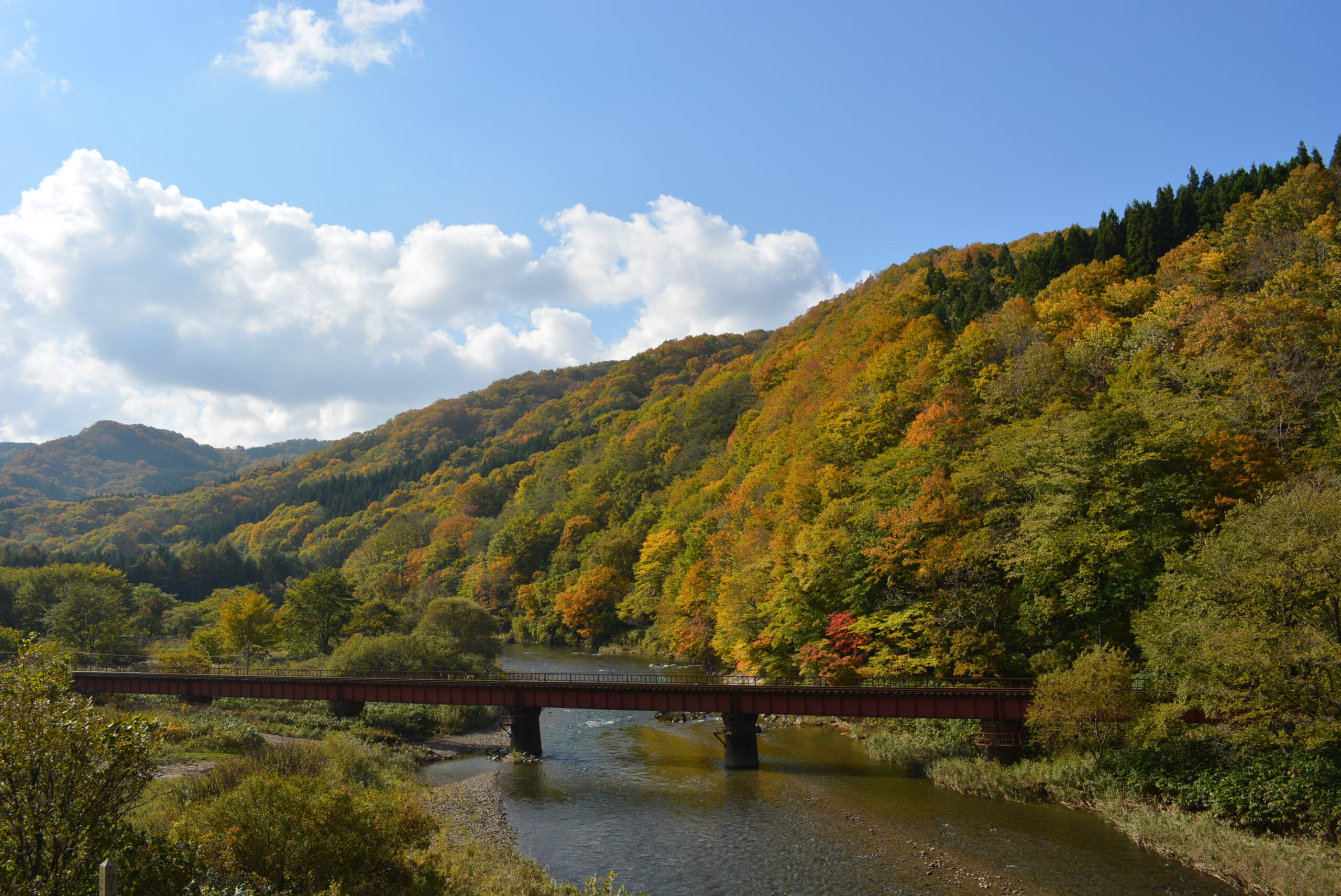 湯之岱地區：由鐵道橋與紅葉相互輝映的美景溫泉兜風路線