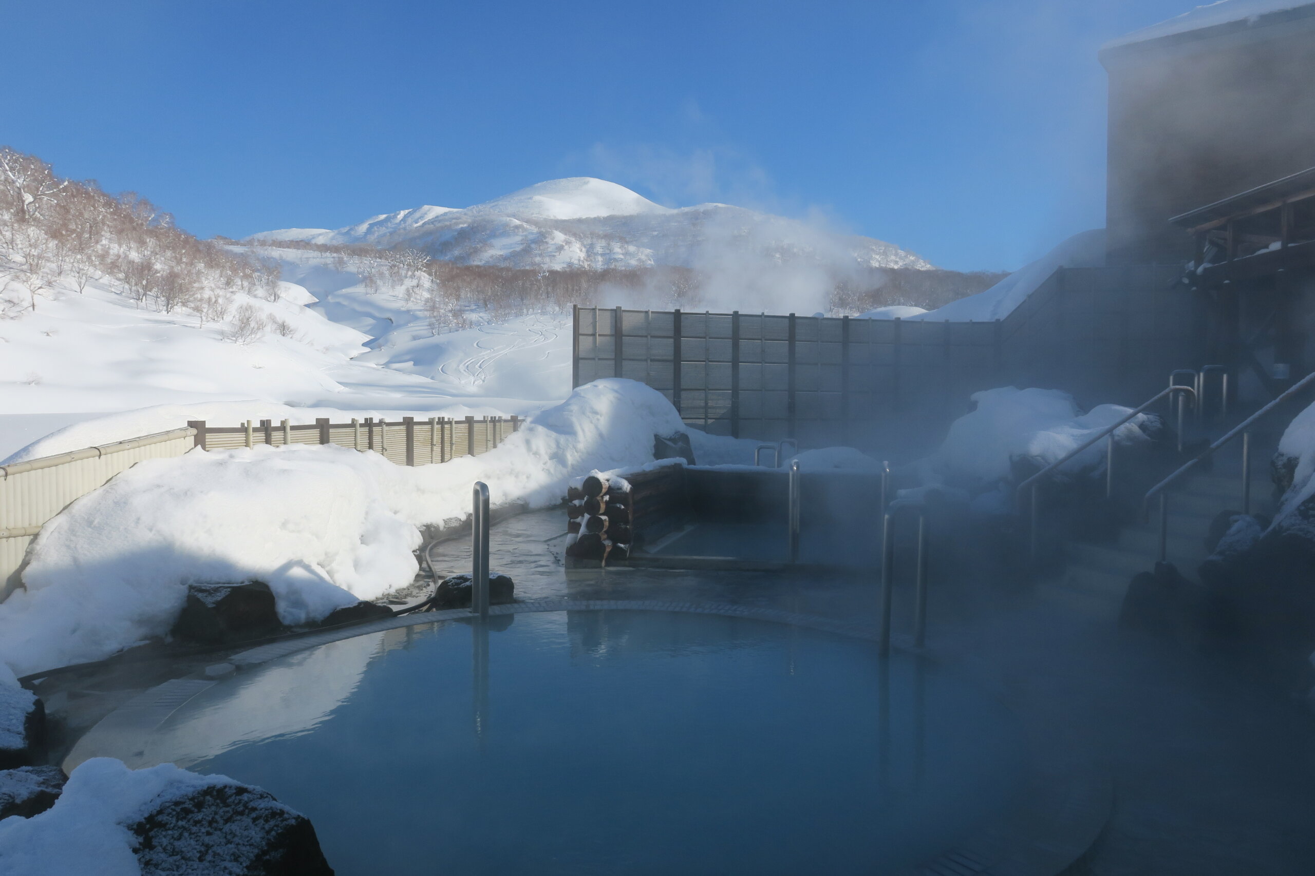 蘭越町交流促進中心 雪秩父：露天浴池的種類豐富，還能觀賞四季的自然美景