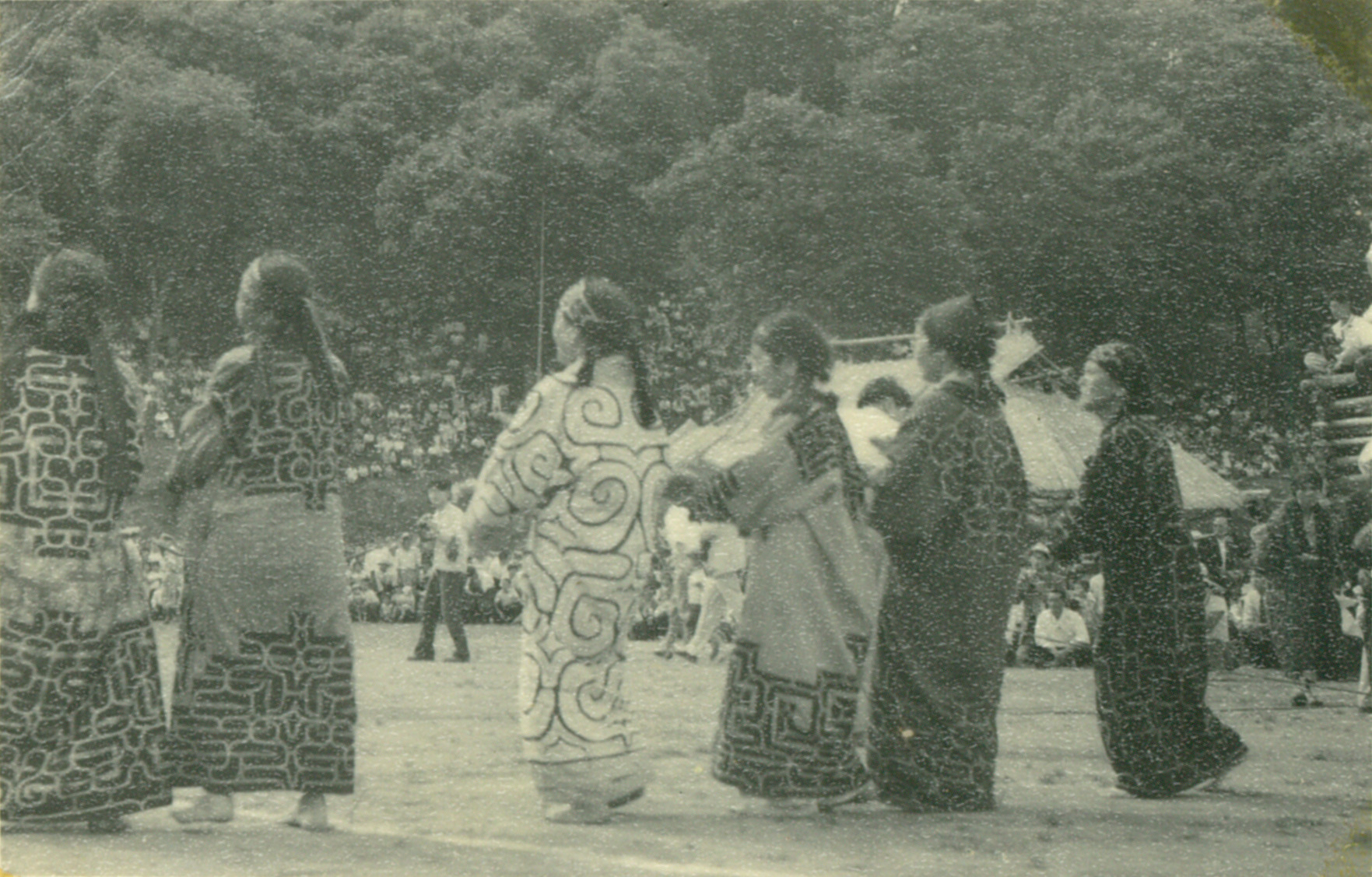 1957年，於平取町本町舉行的熊靈祭（殺死熊或其他動物時，舉行此儀式將其魂魄送往眾神所在的世界。）©二風谷愛努文化博物館