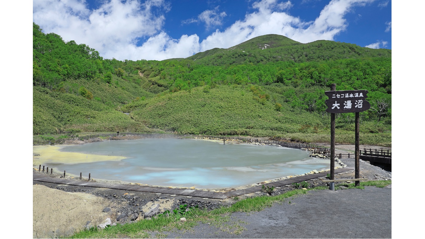 棲舍努普利山的山腳下有著新雪谷湯元溫泉大沼湯。在這裡可以近距離看到溫泉湧出的樣子。写真：©MASAMI GOTO/SEBUN PHOTO/amanaimages