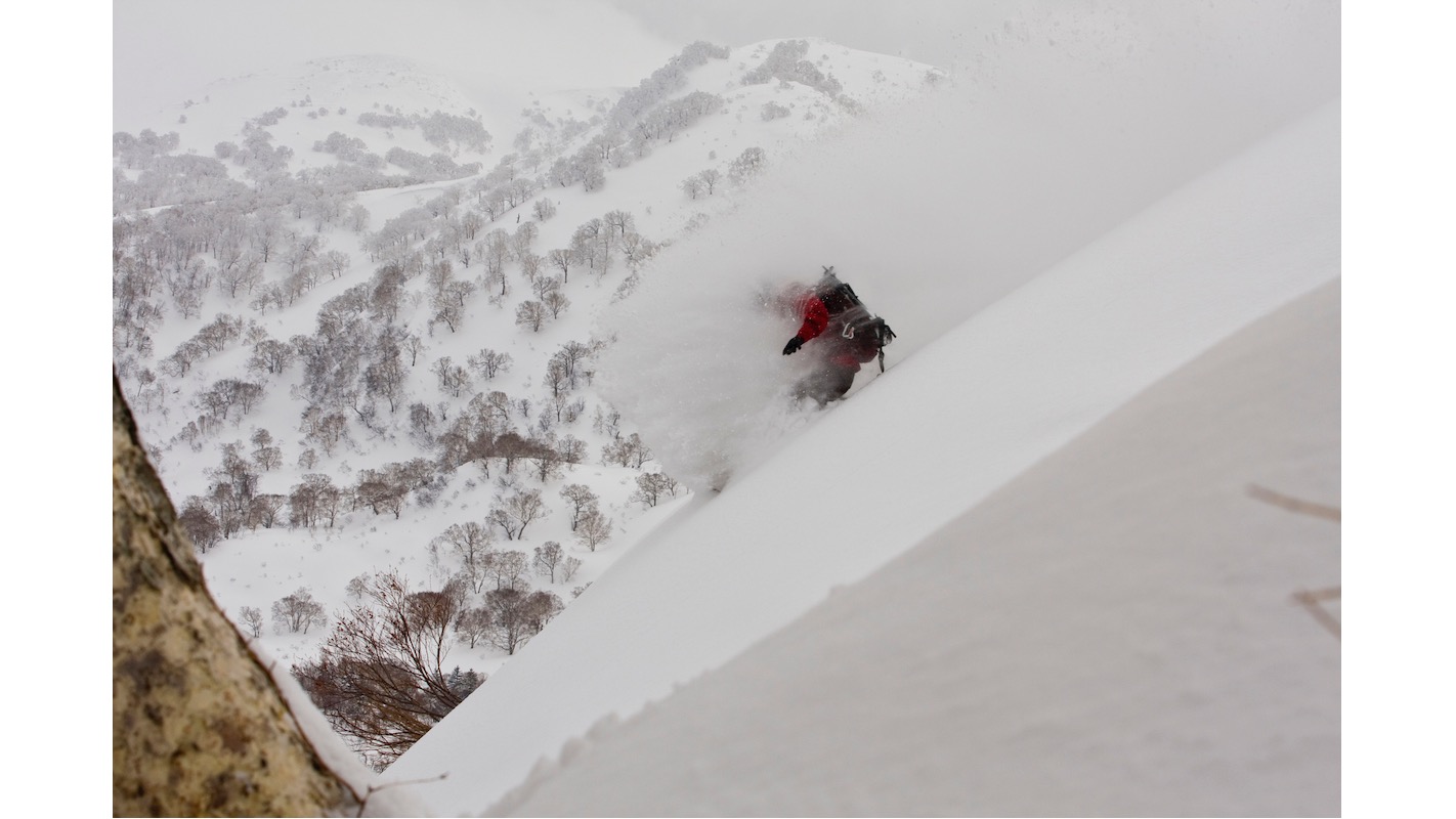 各國遊客為了體驗野外滑雪的樂趣來到新雪谷。而為了安全考量，在這裡必須遵守「新雪谷規則」。写真：©Ryan Creary/All Canada Photos/amanaimages