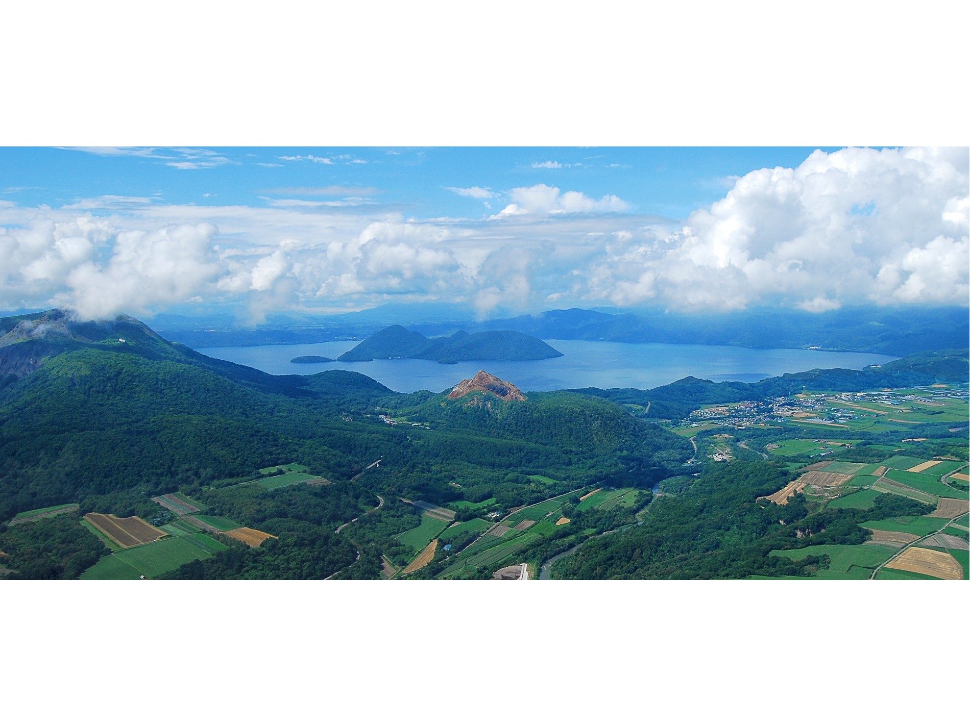 距今大約11萬年前，因大規模的火山噴發而誕生的洞爺湖（Lake Toya）。左邊的有珠山則是從數萬前開始不斷發生噴發的活火山，最近數十年間也仍有噴發的活動。有珠山的山腳附近也有火山噴發形成的昭和新山。photo: Toya-Usu UNESCO Global Geopark Council