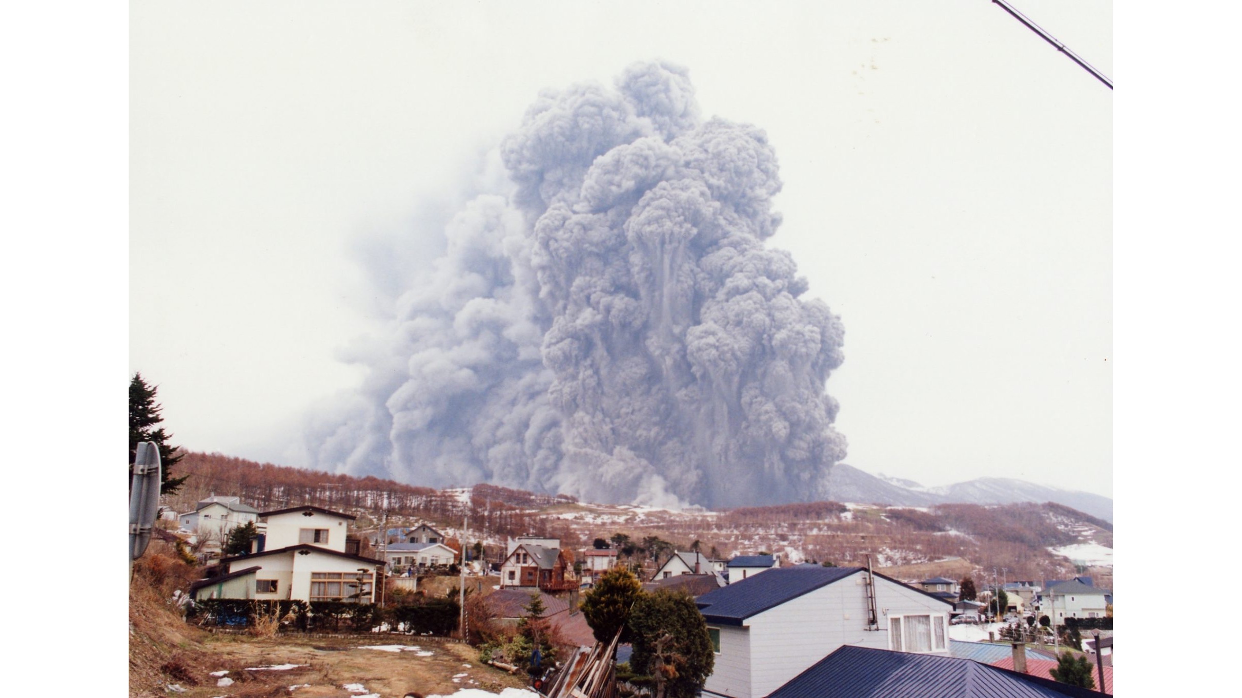 2000年有珠山噴發前曾發生地震，推測是火山噴發的前兆，也讓當地居民與觀光客能夠即時避難，才沒有發生重大的人員傷亡。photo: Toya-Usu UNESCO Global Geopark Council